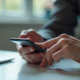 Main verrouillant un smartphone avec empreinte digitale sur bureau